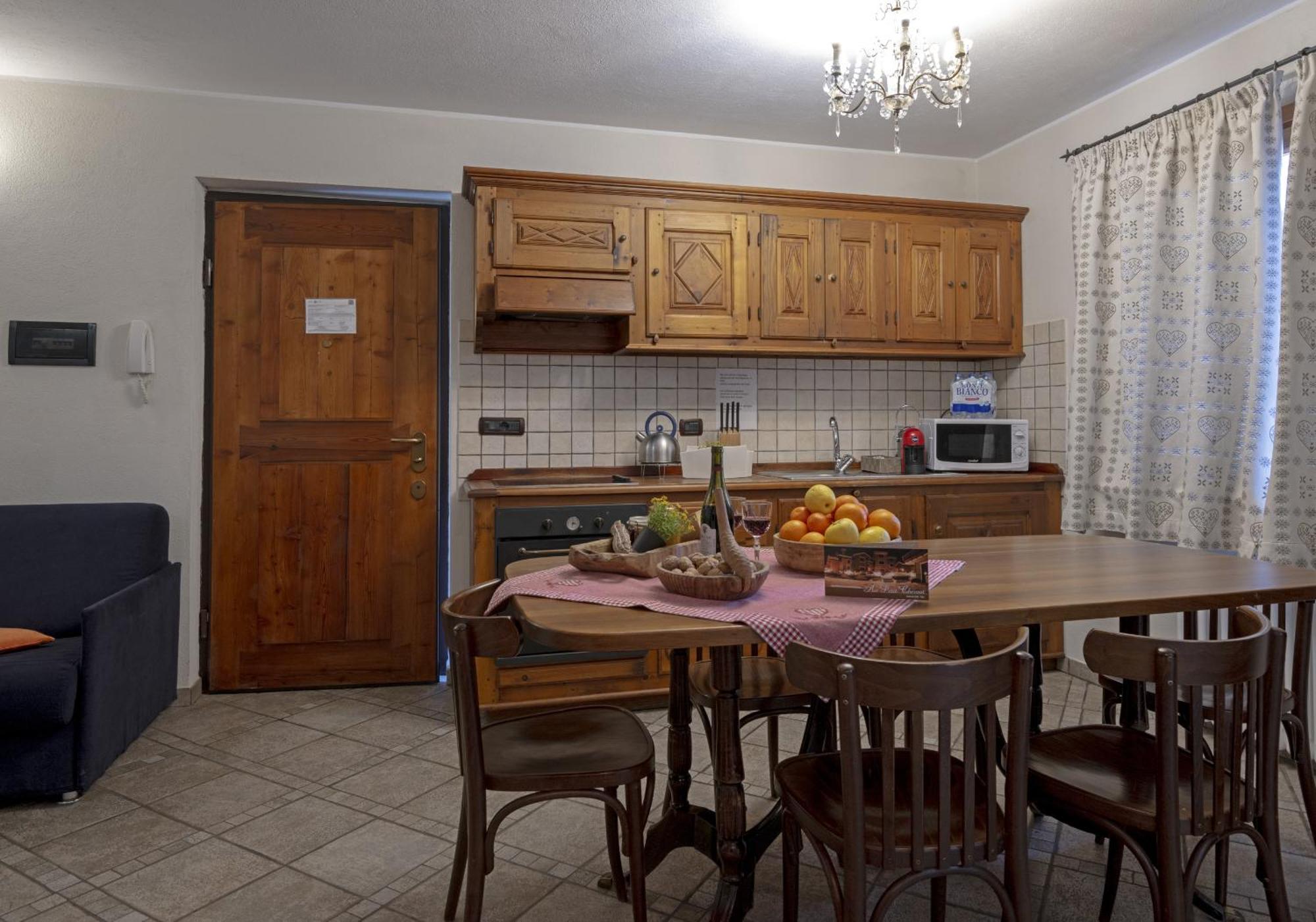 Au Petit Chevrot Aparthotel Aosta